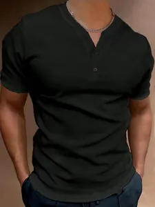 Detailansicht eines schwarzen Henley-T-Shirts mit Waffelstrick und Knopf-V-Ausschnitt