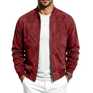 Vue détaillée d'un blouson aviateur en daim bordeaux pour homme avec col montant zippé.