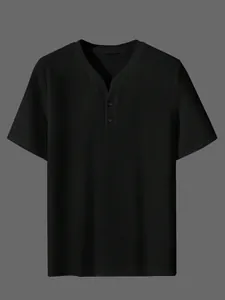 Detailaufnahme der schwarzen Waffelstrick-Struktur und Knöpfe des Herren Henley-Shirts