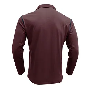 Vista trasera de polo de manga larga burdeos para hombre con detalles de costuras en contraste