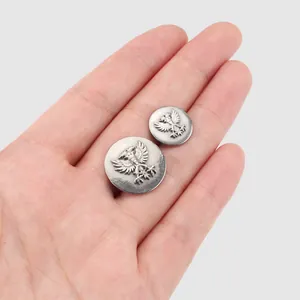 Zwei Vintage Zinnlegierungsknöpfe mit Doppeladler-Prägung für hochwertige Kleidungsdekoration.