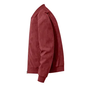 Vue de profil d'un blouson aviateur en faux daim bordeaux avec bords-côtes rayés