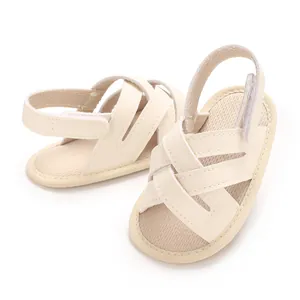 Primer plano de sandalias para bebé en color crema con correas de cuero PU y velcro