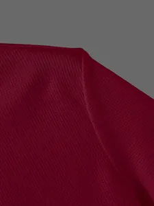 Makroansicht der atmungsaktiven Wabennetzstruktur dieses weinroten Henley-Shirts für Herren