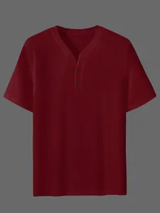 Detailansicht eines dunkelroten Herren-Henley-Shirts mit V-Ausschnitt und Knöpfen.