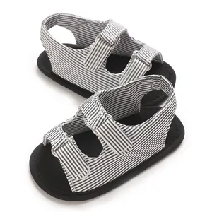 Detailopname van baby sandalen met zwart-witte strepen en zachte stoffen zolen - Zomer