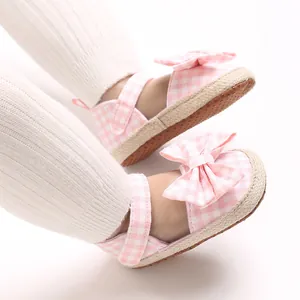 Detailansicht der rosa karierten Sommer-Sandalen für Babymädchen mit dekorativer Schleife