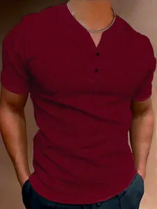 Nahaufnahme eines burgunderroten Herren-Henley-Shirts mit V-Ausschnitt und Knopfleiste