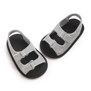 Gedetailleerd overzicht van zwart-wit gestreepte baby sandalen met zachte comfortabele zolen