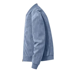 Détail du profil latéral d'un blouson aviateur en daim bleu avec poignets côtelés