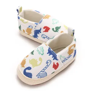 Detalle de zapatos de lona para bebé con estampado de dinosaurios y suela de cuerda suave