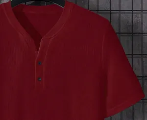 Detailansicht der burgunderroten Waffelstrickstruktur und der Knöpfe am Herren-Henley-Shirt