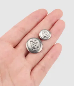 Nahaufnahme von Vintage-Ankerwappenknöpfen aus Zinnlegierung