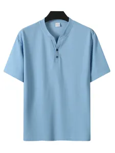 Nahaufnahme eines hellblauen Herren-Henley-Shirts mit Waffelstrick, Knöpfen und V-Ausschnitt