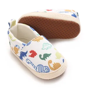 Primer plano de zapatos de lona para bebé con estampado de dinosaurios y suela antideslizante