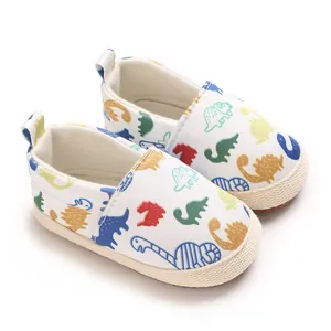 Vista detallada de zapatos cómodos para bebé con estampados de dinosaurios de colores