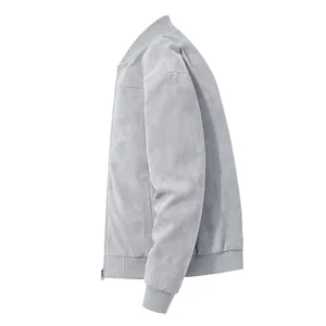 Vue latérale d'un blouson aviateur en daim gris clair pour homme avec bords-côtes