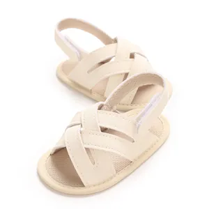 Detalle de las sandalias de verano para bebé en PU crema con suela blanda y cierre velcro