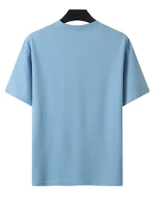 Rückansicht eines hellblauen Kurzarm-Henley-T-Shirts mit strukturierter Stoffoptik