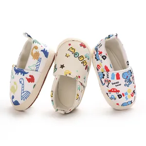 Primer plano de zapatos de gateo para bebé con estampado de dinosaurios en algodón suave