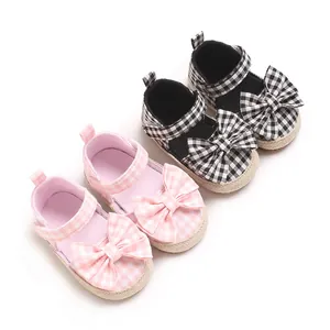 Niedliche Gingham-Babysandalen für Mädchen mit großer Schleifendekoration