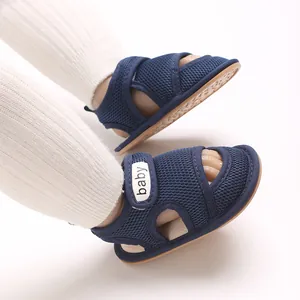 Detailansicht von dunkelblauen Baby-Sandalen aus Netzgewebe mit weichen Sohlen.