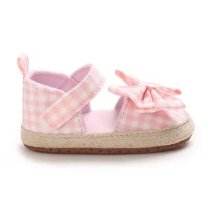 Detailaufnahme der rosa-weiß karierten Babysandale mit hübscher Schleife und Klettverschluss