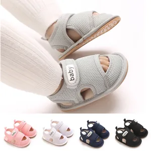 Detailansicht atmungsaktiver Baby-Sandalen mit weicher Sohle in mehreren Farben.