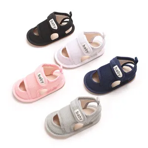Vielfalt an weichen Mesh-Lauflern-Sandalen für Babys in fünf Farben mit Klettverschluss