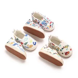 Variedad de lindos zapatos de algodón para bebé con dibujos animados y suelas antideslizantes.