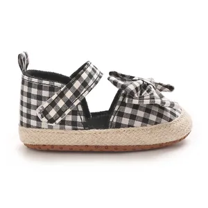 Detailansicht der Babysandale mit Gingham-Muster, Baumwollschleife und Sohle