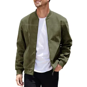 Detailansicht einer olivgrünen Herren-Wildlederjacke mit Reißverschluss für den Herbst.