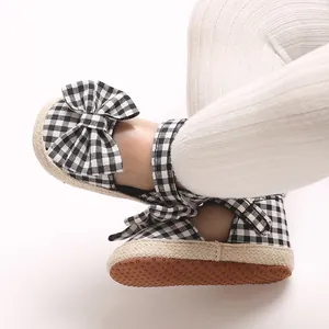 Nahaufnahme von Baby-Sandalen mit Vichy-Muster, großer Schleife und rutschfester Sohle