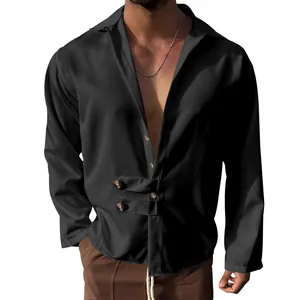Chemise noire décontractée pour hommes à manches longues et boutons décoratifs.