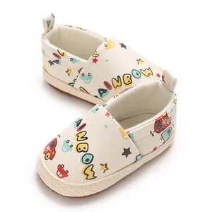Primer plano de zapatos de gateo para bebé con suela blanda y diseño estampado de arcoíris.