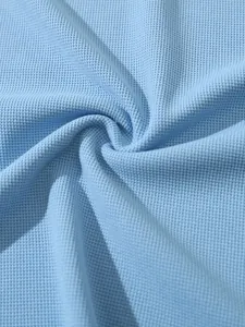 Nahaufnahme der hellblauen Waffelstrick-Textur für das lässige Herren-Henley-Shirt