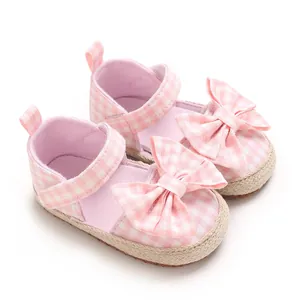 Detailansicht rosa karierter Babysandalen mit Schleife und Sohle in Strohoptik