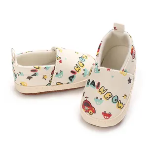 Vista macro detallada de zapatos para bebé con suela blanda y estampados de arcoíris