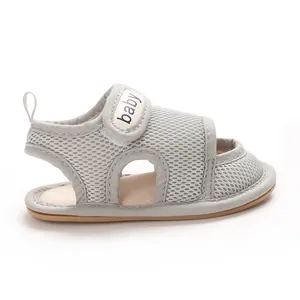 Detaillierte Seitenansicht grauer Baby-Laufsandalen aus Mesh mit weicher Sohle.