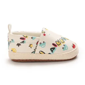 Primer plano de zapato para bebé con motivos estampados de arcoíris y coches de colores