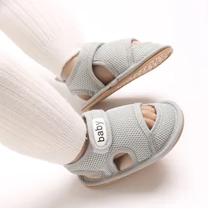 Detailansicht atmungsaktiver grauer Mesh-Babysandalen mit weicher Gummisohle