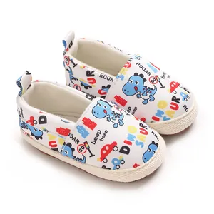 Vista detallada de zapatos para bebés con divertidos dinosaurios y suelas blandas