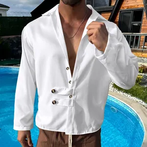 Vue détaillée d'une chemise décontractée blanche à manches longues avec décolleté boutonné