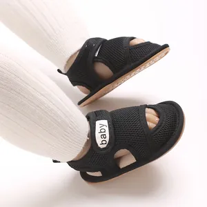 Detailansicht schwarzer, atmungsaktiver Baby-Sommersandalen mit weicher Sohle für Läufer.