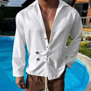 Gros plan d'une chemise décontractée blanche pour hommes avec boutons de taille uniques