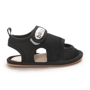 Seitenansicht von schwarzen Baby-Lauflern-Sandalen mit weicher Sohle und Klettverschluss