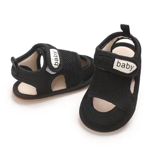 Detailaufnahme von schwarzen atmungsaktiven Mesh-Babysandalen mit weichen Sohlen und Klettverschluss.