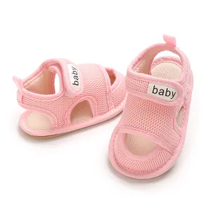 Detailansicht rosa atmungsaktive Baby-Sandalen aus Mesh mit weicher Sohle und Klettverschluss