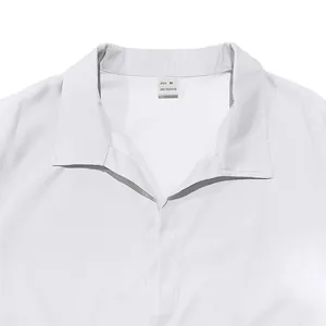 Détail du col d'une chemise blanche à manches longues pour homme, taille M et 100 % polyester