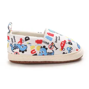 Vista lateral de zapato para bebé con estampados coloridos de dinosaurios y coches
